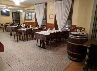 La salle de l'auberge, tables dressées