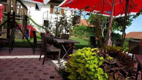 La terrasse ombragée et le coin enfants de l'auberge